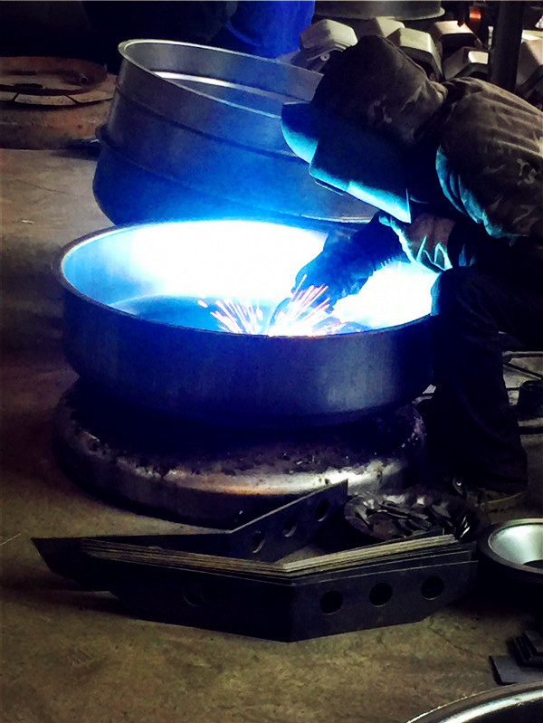 小型攪拌機(jī)內(nèi)部焊接技術(shù),保證無(wú)縫焊接--河北東圣吊索具制造有限公司--小型攪拌機(jī)|石材夾具|液壓堆高車(chē)|手動(dòng)叉車(chē)