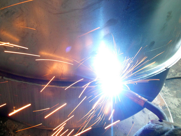 小型攪拌機(jī)外部焊接技術(shù),保證無(wú)縫焊接--河北東圣吊索具制造有限公司--小型攪拌機(jī)|石材夾具|液壓堆高車(chē)|手動(dòng)叉車(chē)