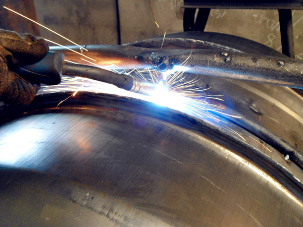 小型攪拌機(jī)外部焊接技術(shù),保證無(wú)縫焊接--河北東圣吊索具制造有限公司--小型攪拌機(jī)|石材夾具|液壓堆高車(chē)|手動(dòng)叉車(chē)