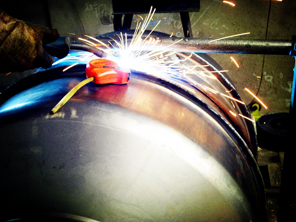 小型攪拌機(jī)外部焊接技術(shù),保證無(wú)縫焊接--河北東圣吊索具制造有限公司--小型攪拌機(jī)|石材夾具|液壓堆高車(chē)|手動(dòng)叉車(chē)