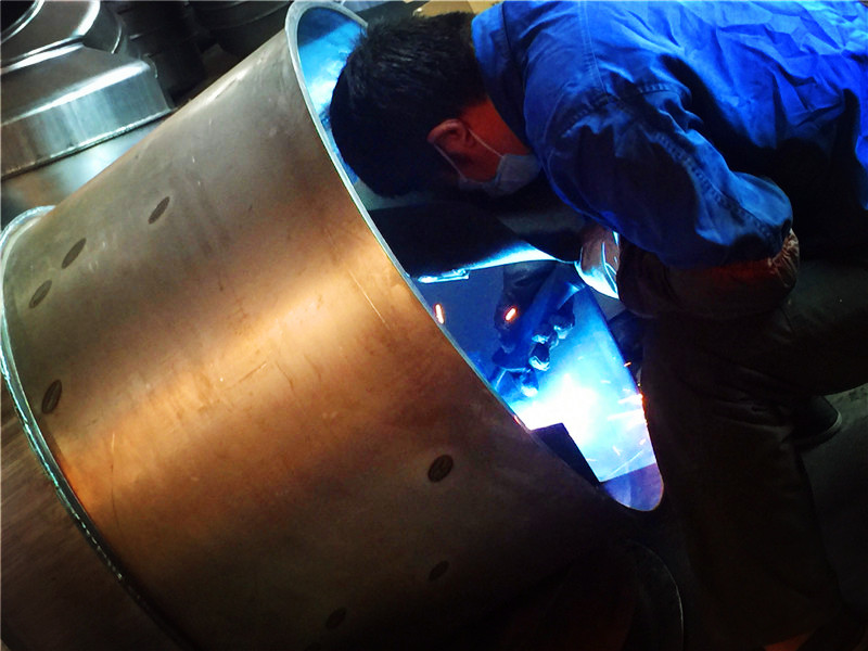 清洗型食品小型攪拌機焊接車間焊接焊接過程展示--河北東圣吊索具制造有限公司--小型攪拌機|石材夾具|液壓堆高車|手動叉車