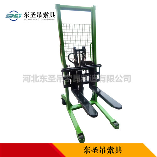 液壓手動(dòng)叉車使用時(shí)側(cè)面展示--河北東圣吊索具制造有限公司--小型攪拌機(jī)|石材夾具|液壓堆高車|手動(dòng)叉車 液壓手動(dòng)叉車使用時(shí)側(cè)面展示--河北東圣吊索具制造有限公司--小型攪拌機(jī)|石材夾具|液壓堆高車|手動(dòng)叉車