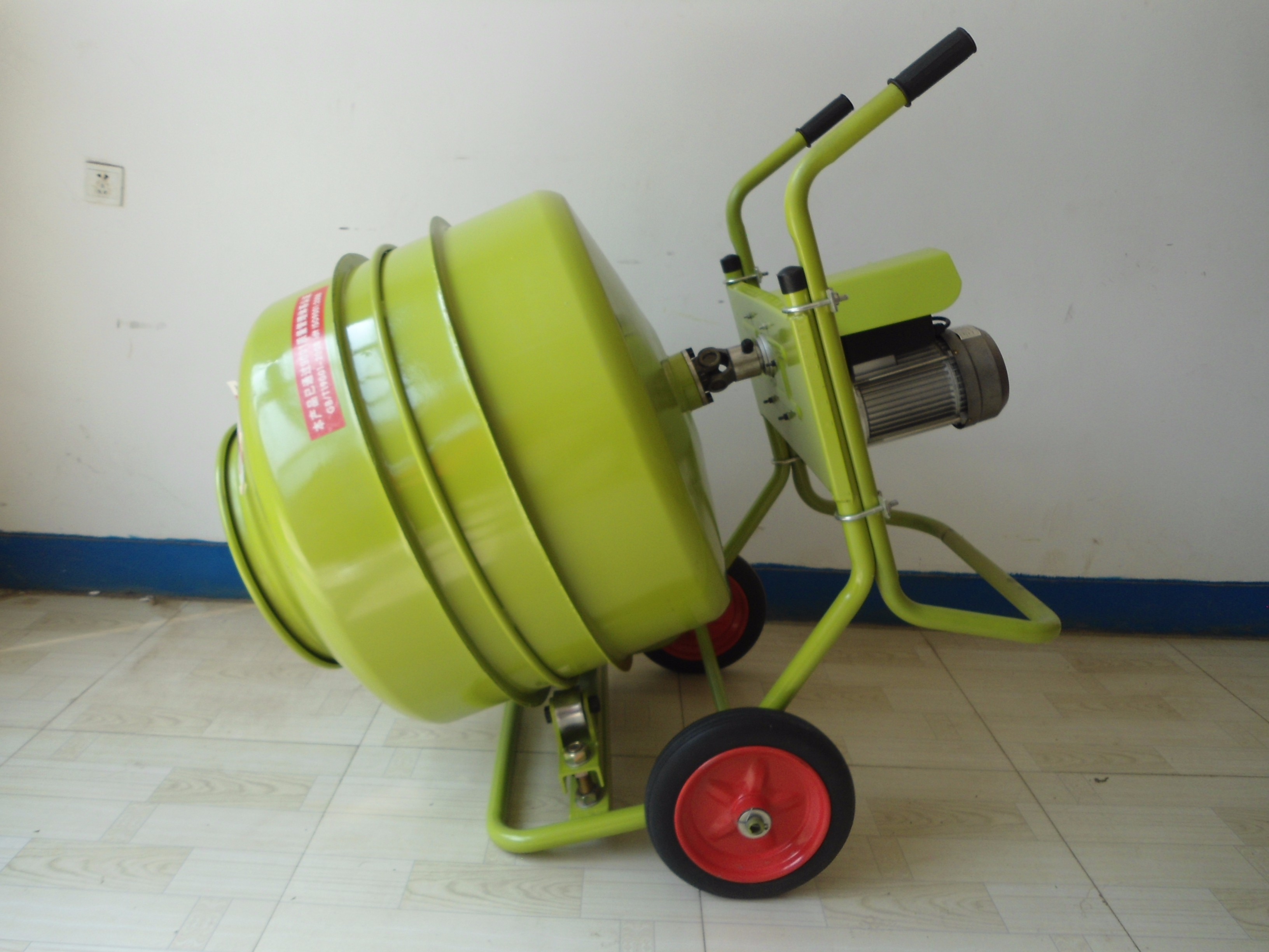 小型臥式攪拌機(jī)傾倒攪拌混合物狀態(tài)下展示--河北東圣吊索具制造有限公司--小型攪拌機(jī)|石材夾具|液壓堆高車(chē)|手動(dòng)叉車(chē)