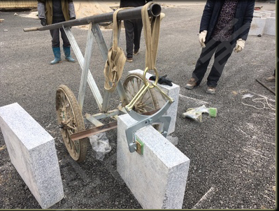 吊裝帶輔助石材吊夾搬運(yùn)路沿石作業(yè)現(xiàn)場(chǎng)--河北東圣吊索具制造有限公司--石材夾具|小型攪拌機(jī)|液壓堆高車(chē)|手動(dòng)叉車(chē)