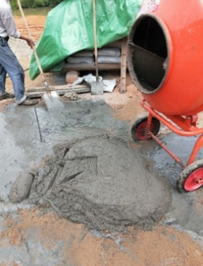 家用小型攪拌機(jī)使用現(xiàn)場(chǎng)--河北東圣吊索具制造有限公司--小型攪拌機(jī)|石材夾具|液壓堆高車|手動(dòng)叉車 家用小型攪拌機(jī)使用現(xiàn)場(chǎng)--河北東圣吊索具制造有限公司--小型攪拌機(jī)|石材夾具|液壓堆高車|手動(dòng)叉車