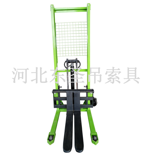 3噸液壓堆高車(chē)--河北東圣吊索具制造有限公司--液壓堆高車(chē)|手動(dòng)叉車(chē)|石材夾具|小型攪拌機(jī)