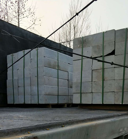 3噸液壓堆高車裝車現(xiàn)場(chǎng)--河北東圣吊索具制造有限公司--液壓堆高車|手動(dòng)叉車|小型攪拌機(jī)|石材夾具