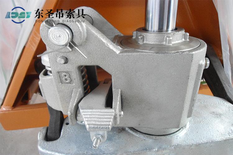 手動液壓叉車在運輸貨物時轉向困難是哪里出現(xiàn)問題