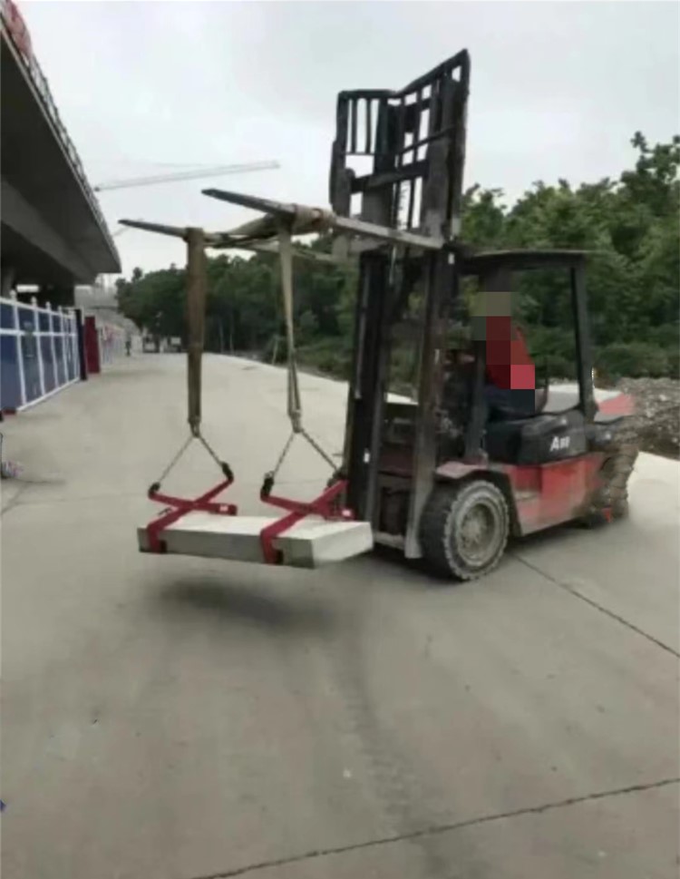 吊夾搬運(yùn)路沿石